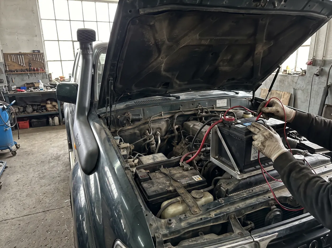 Dual battery system in a 4WD engine bay